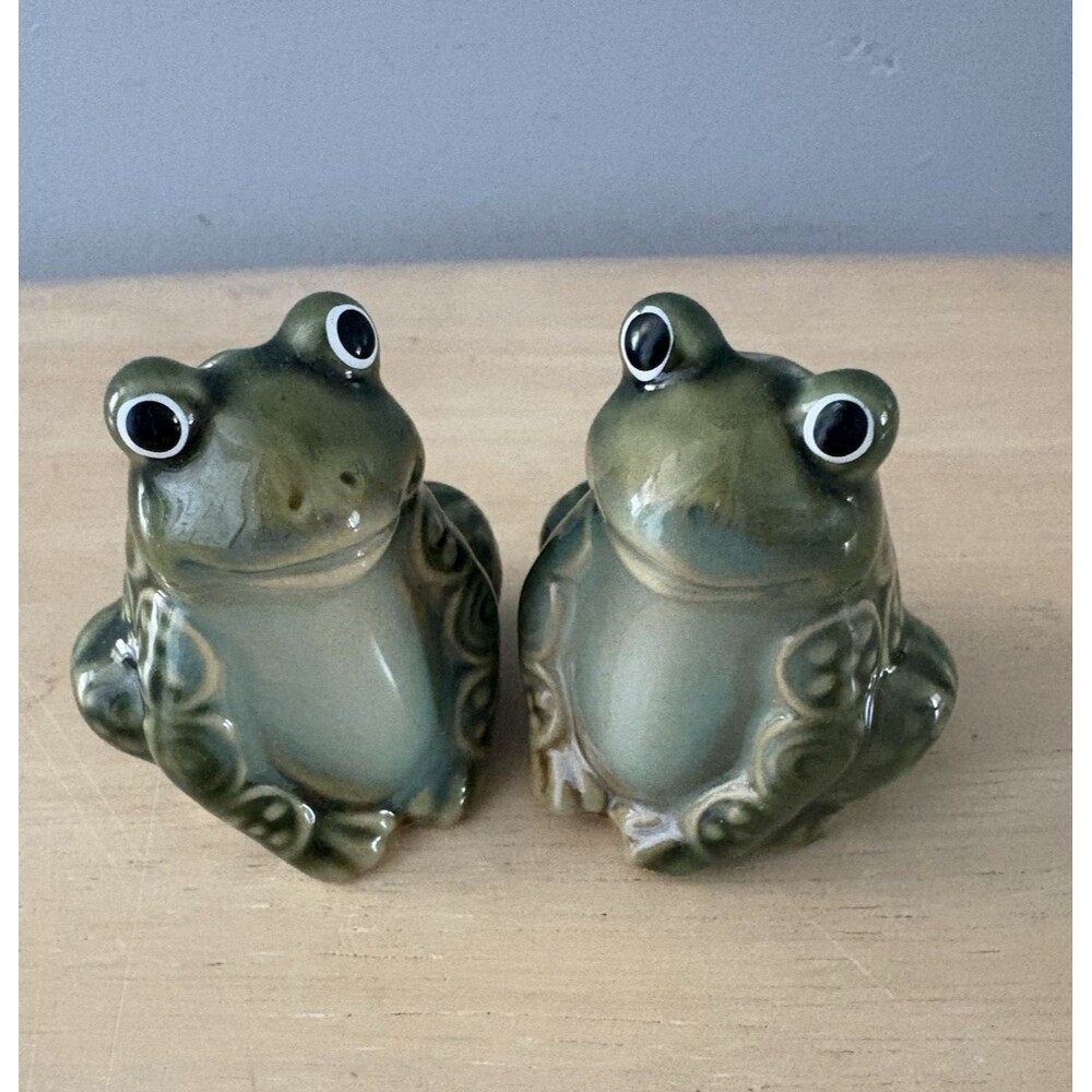 Green Frog Salt and Pepper Shakers Ceramic Sitting Has Stoppers MCM NEW